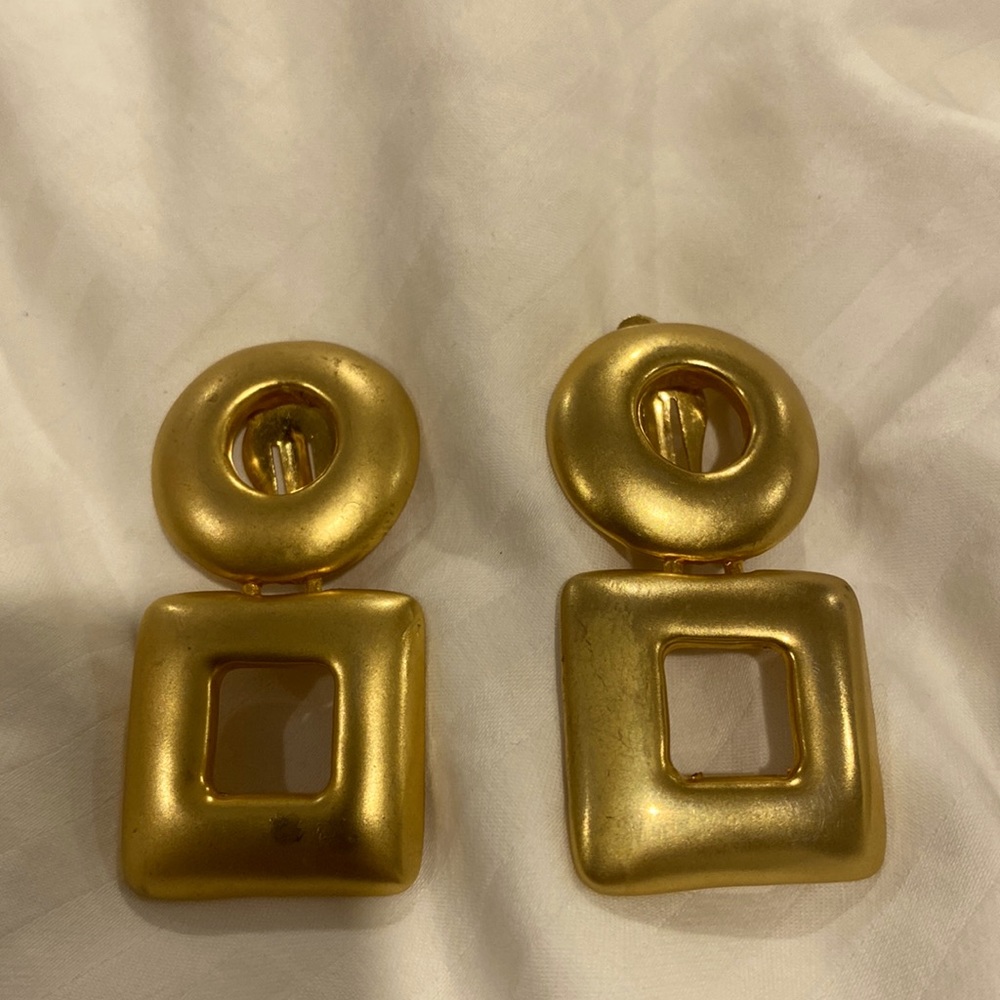 COSTUME CLIP ON EARRINGS NWOT MADE BEAUTIFULLY AND VERY HEAVY